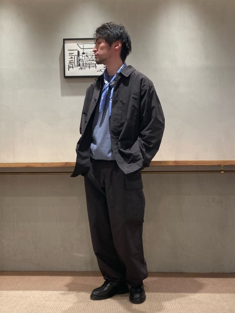 ブルゾンとカーゴパンツを着た男性