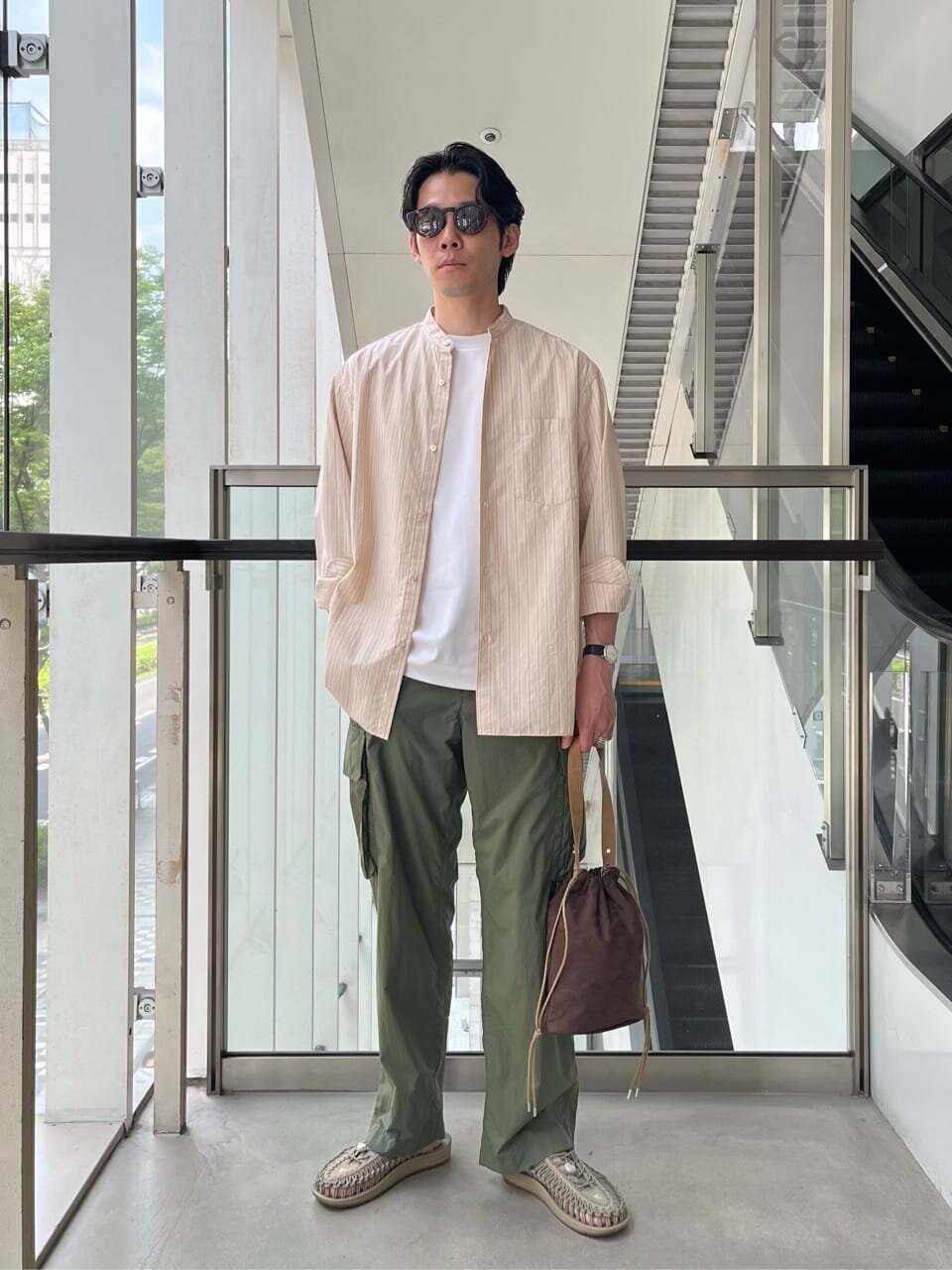 バンドカラーシャツとカーゴパンツを着た男性