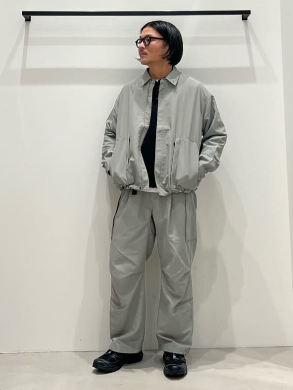 ブルゾンとカーゴパンツを着た男性