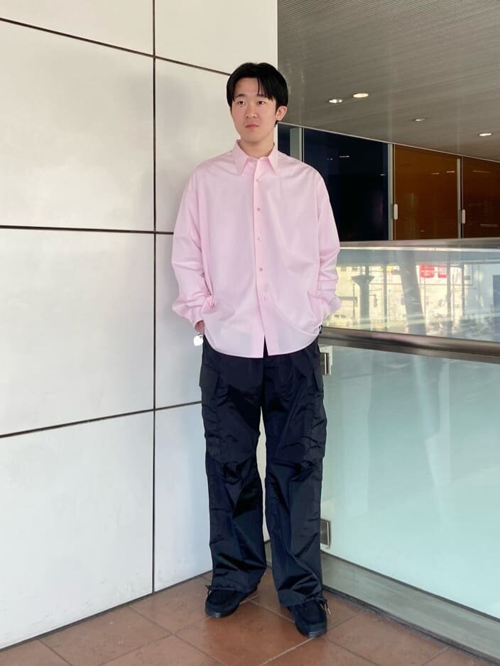 シャツとカーゴパンツを着た男性