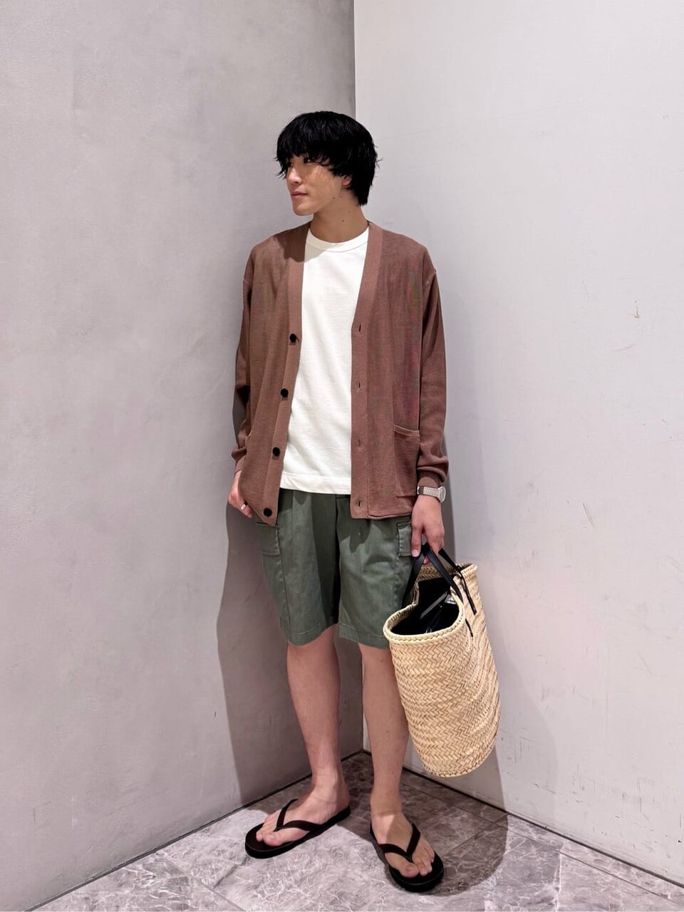 カーディガンとカーゴパンツを着た男性