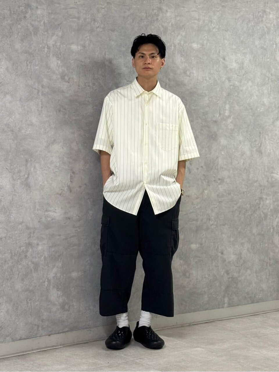 シャツとカーゴパンツを着た男性