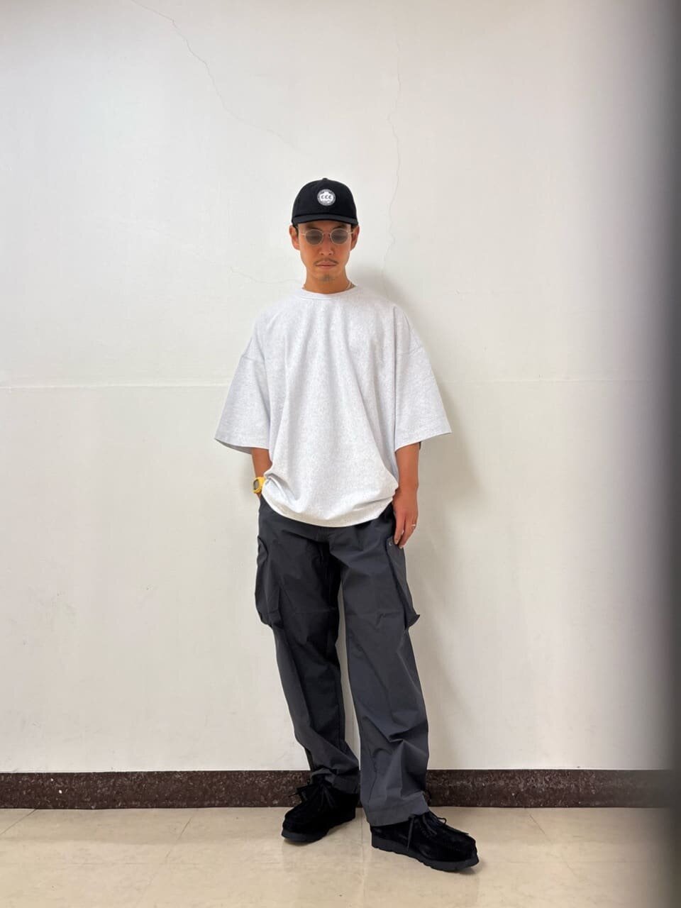 Tシャツとカーゴパンツを着た男性