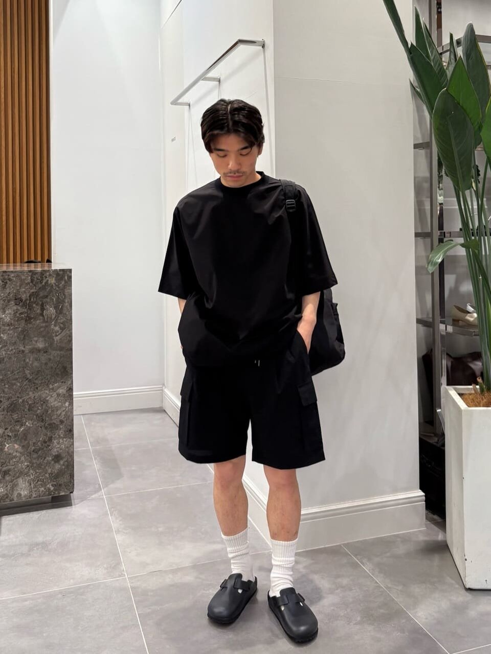 Tシャツとカーゴパンツを着た男性