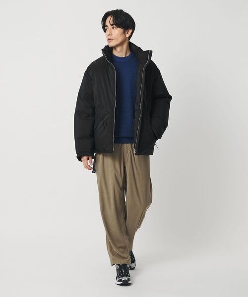 ダウンブルゾンを着用した男性