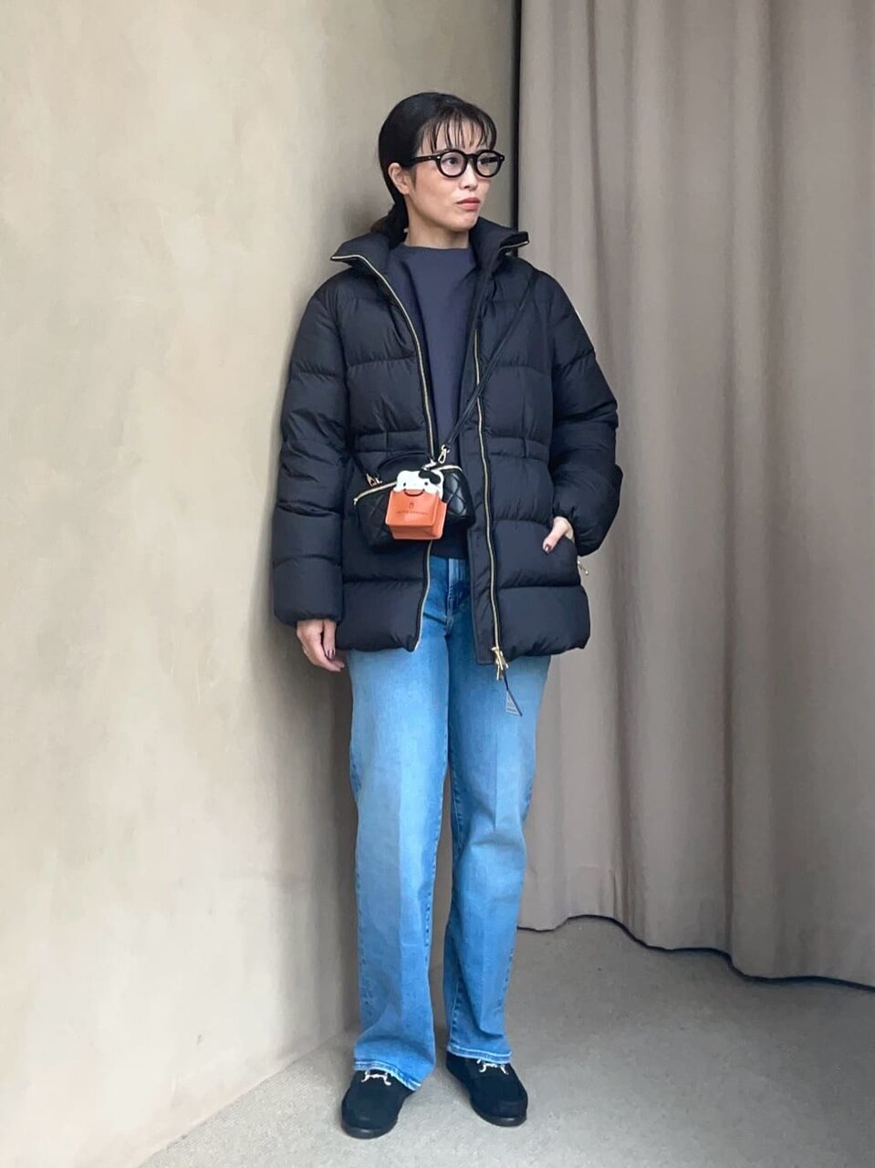 ダウンジャケットとデニムパンツのレディースコーデ