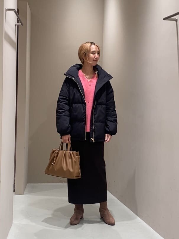 ダウンジャケットとタイトスカートのレディースコーデ