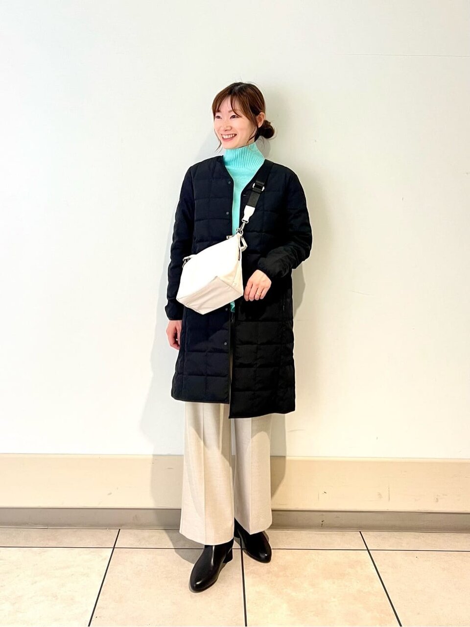 ロングダウンとフレアパンツのレディースコーデ