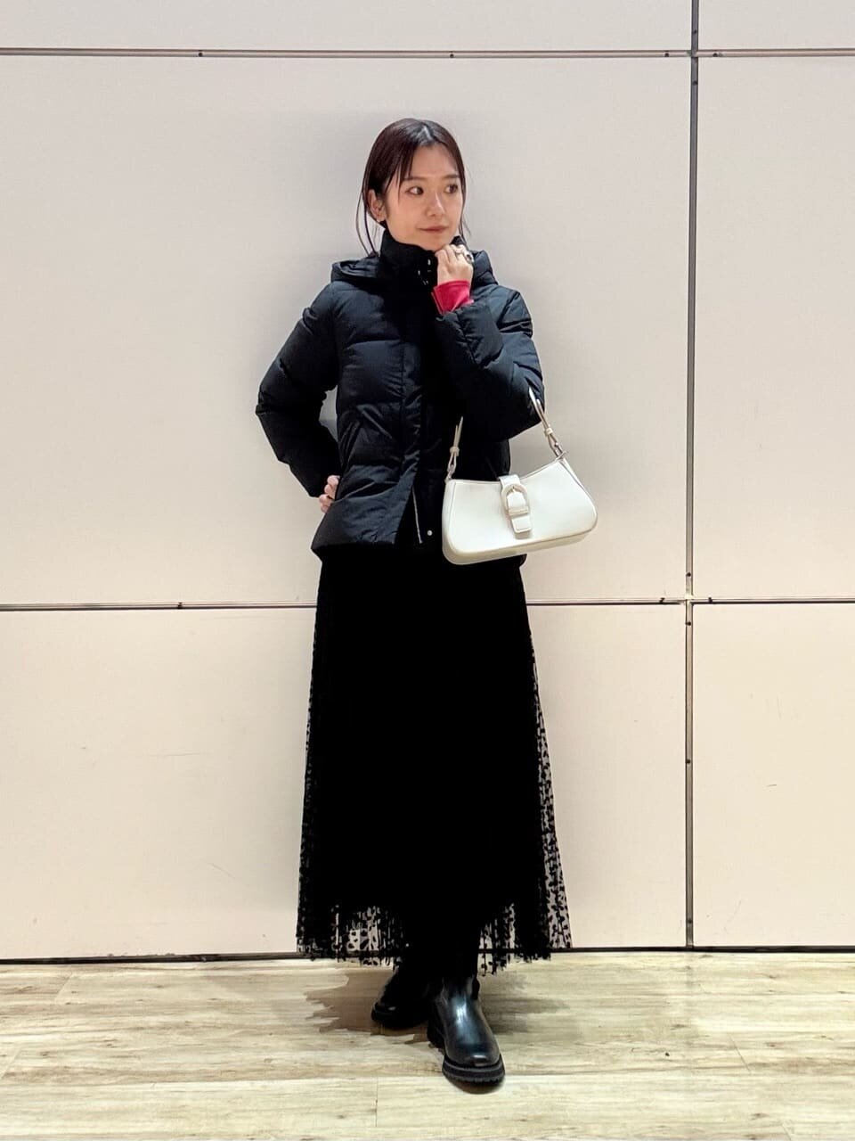 ショート丈ダウンとチュールスカートのレディースコーデ