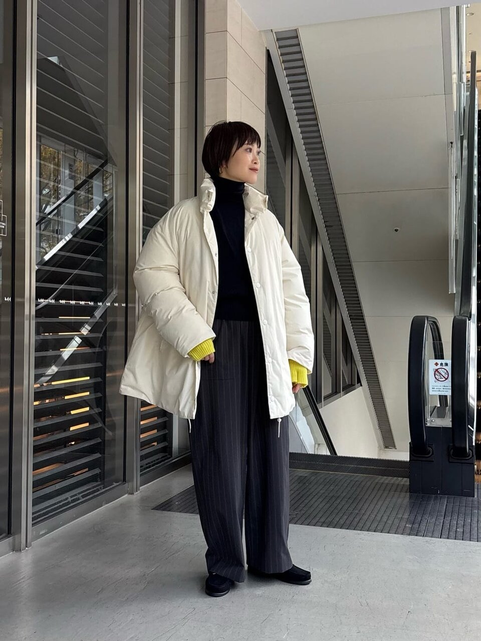 ダウンコートとイージーパンツのレディースコーデ