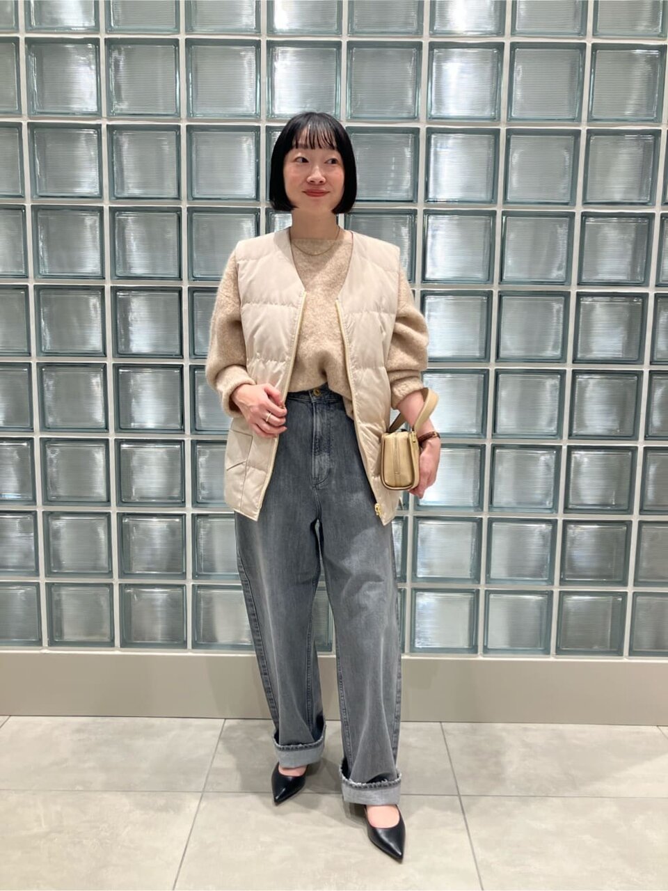 ダウンベストとデニムパンツのレディースコーデ