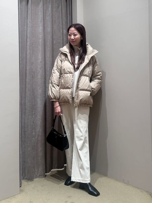 ミドル丈ダウンとセミフレアパンツのレディースコーデ