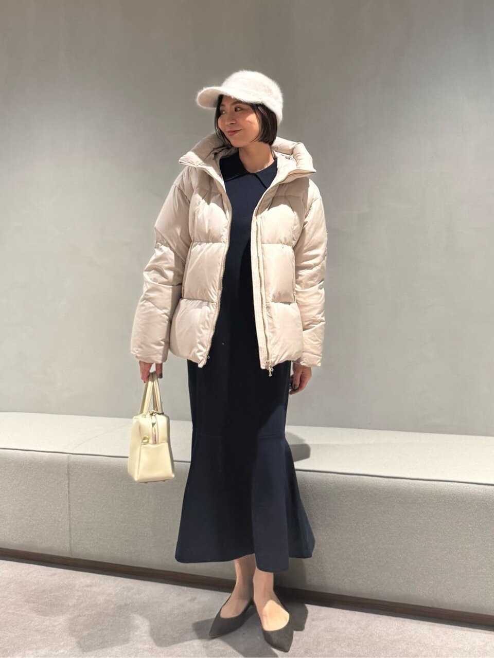 ダウンジャケットとニットワンピースのレディースコーデ