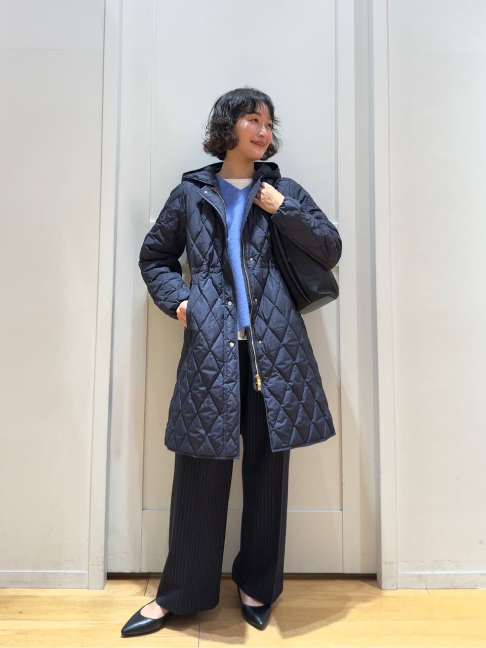 キルティングダウンとワイドパンツのレディースコーデ