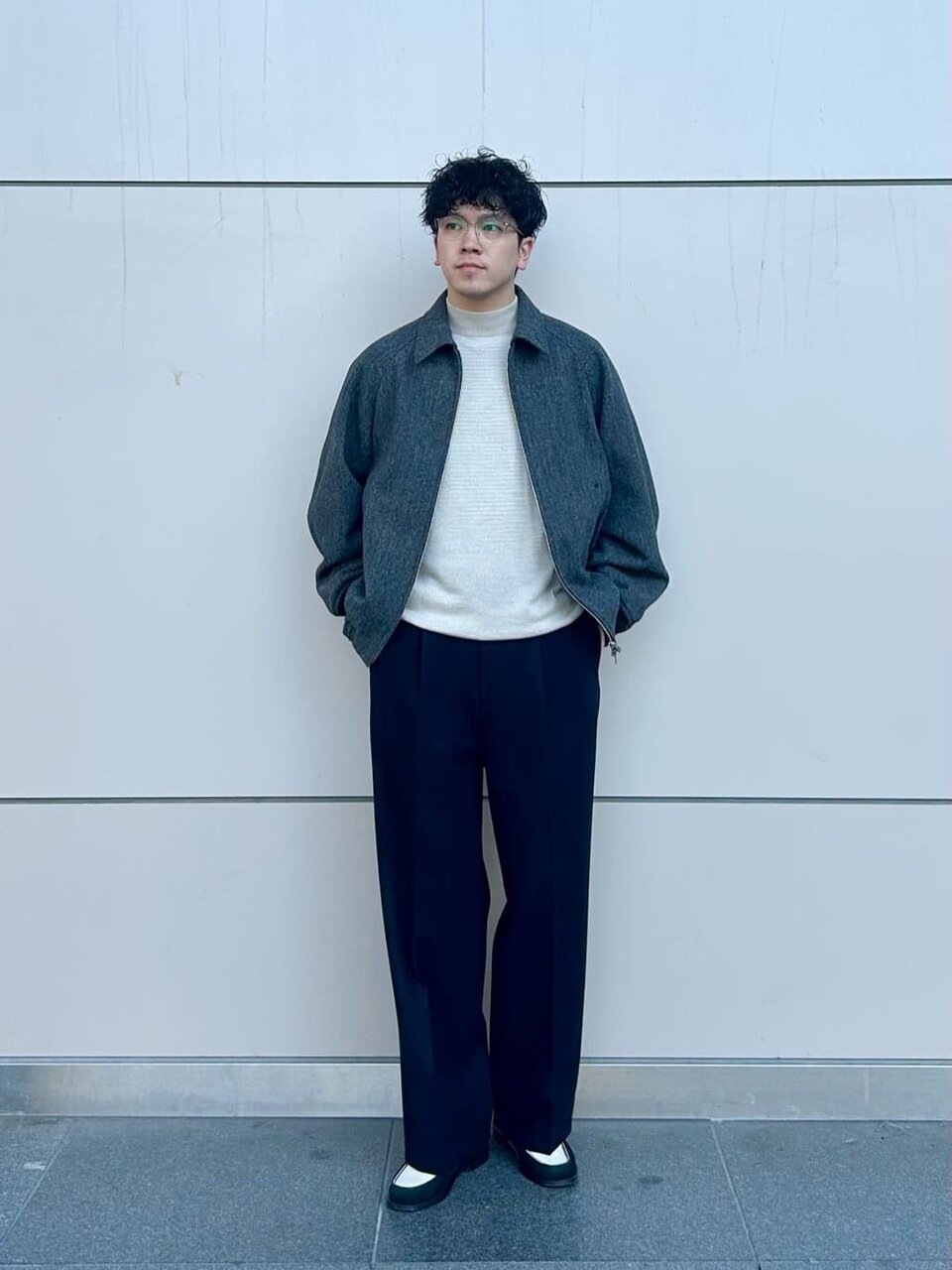 ニットにブルゾンをあわせた男性