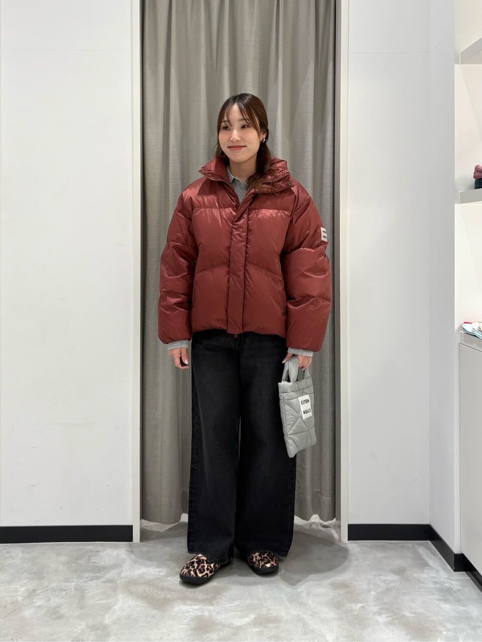 ダウンジャケットとデニムパンツのレディースコーデ