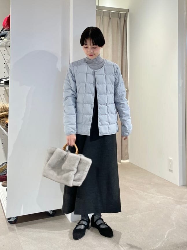 ショート丈ダウンとキャミソールワンピースのレディースコーデ