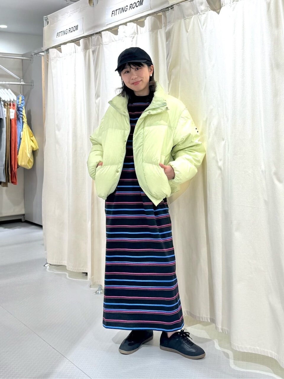 ショート丈ダウンとワンピースのレディースコーデ