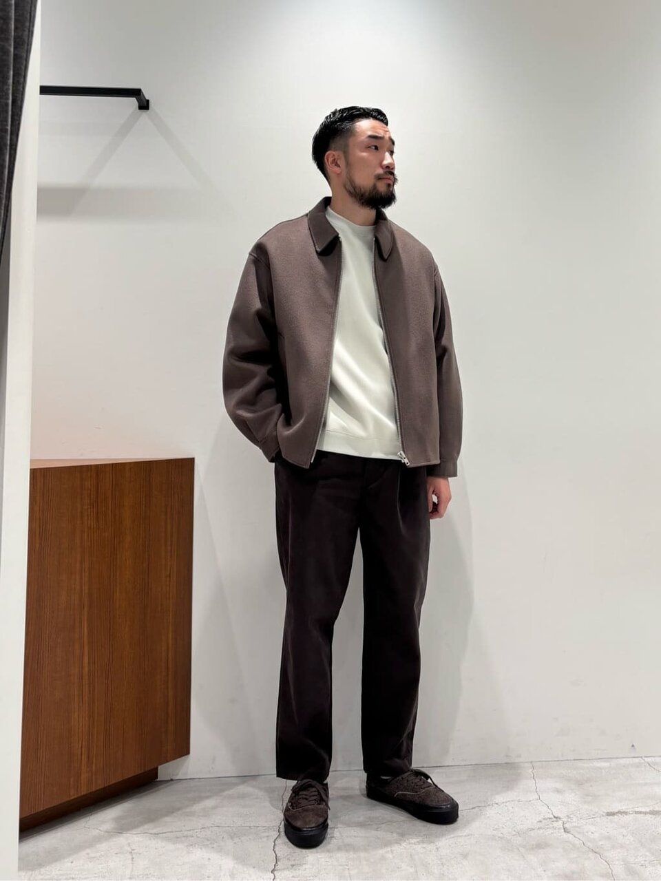 スウェットにブルゾンをあわせた男性