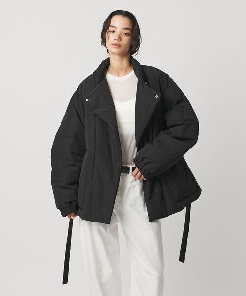 ダウンコートと薄手のトップスの着こなし