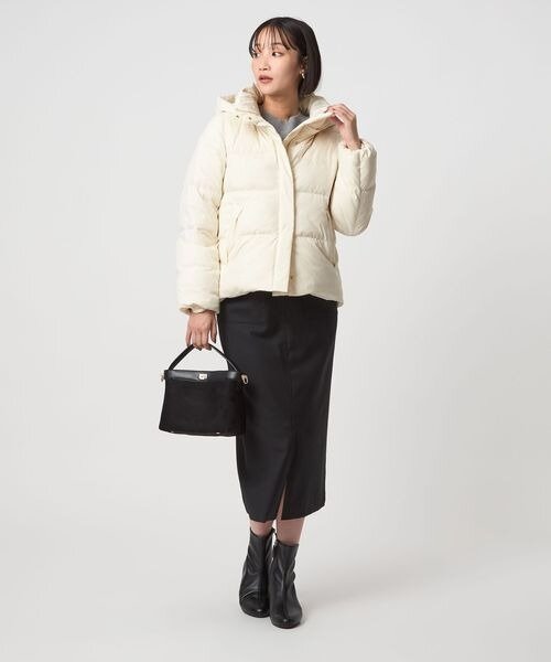 ショート丈ダウンを着た女性