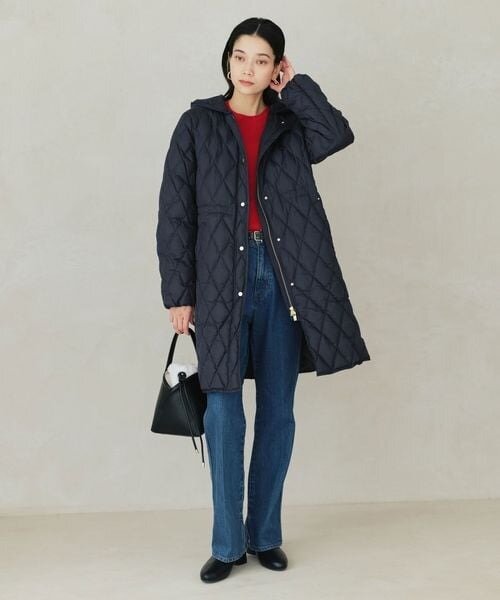 キルティングダウンを着た女性