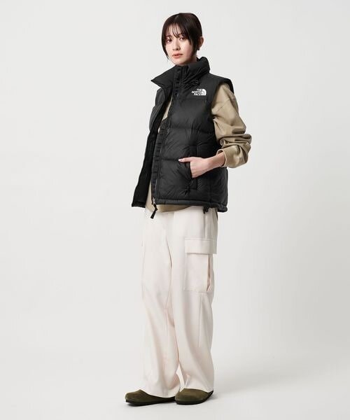 ダウンベストを着た女性