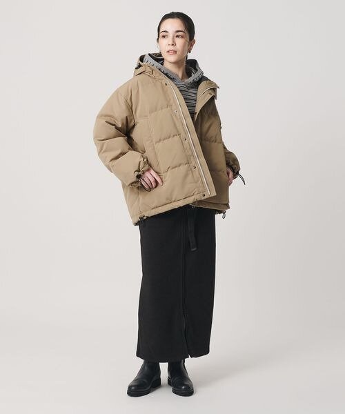 ダウンジャケットとタイトスカートの組み合わせ