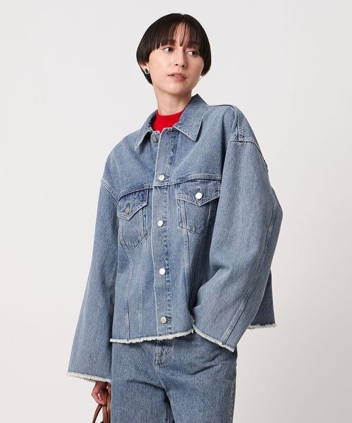 オーバーサイズのデニムジャケット