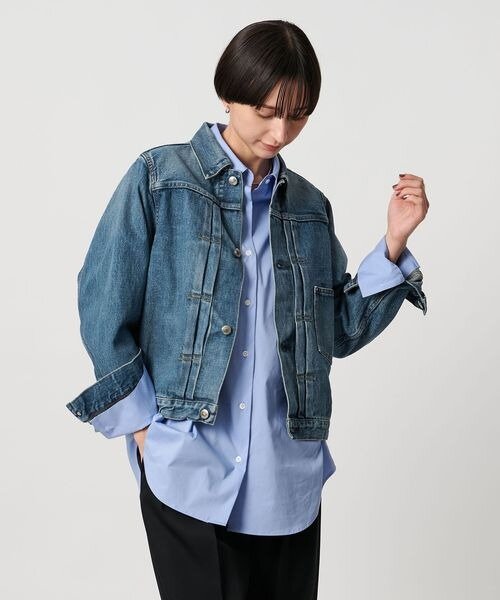 腕まくりをした着こなし