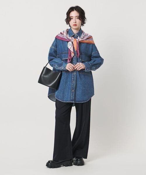 スカーフとデニムジャケットのコーデ