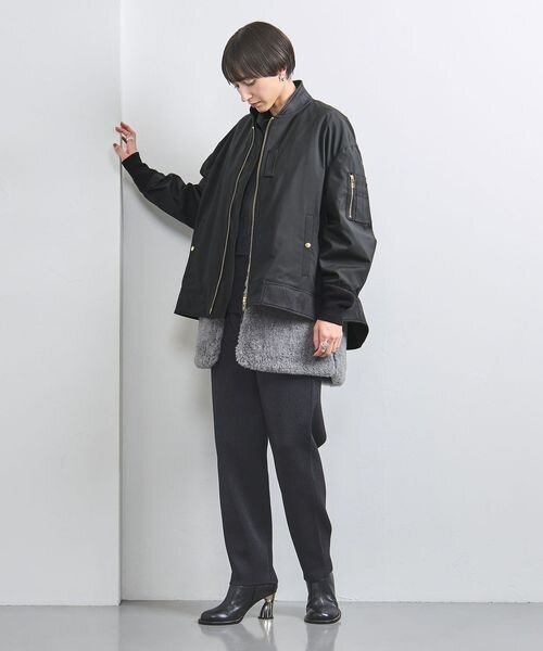 黒のMA-1を着た女性