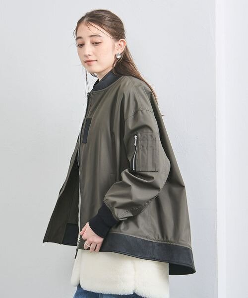 オリーブのMA-1を着た女性