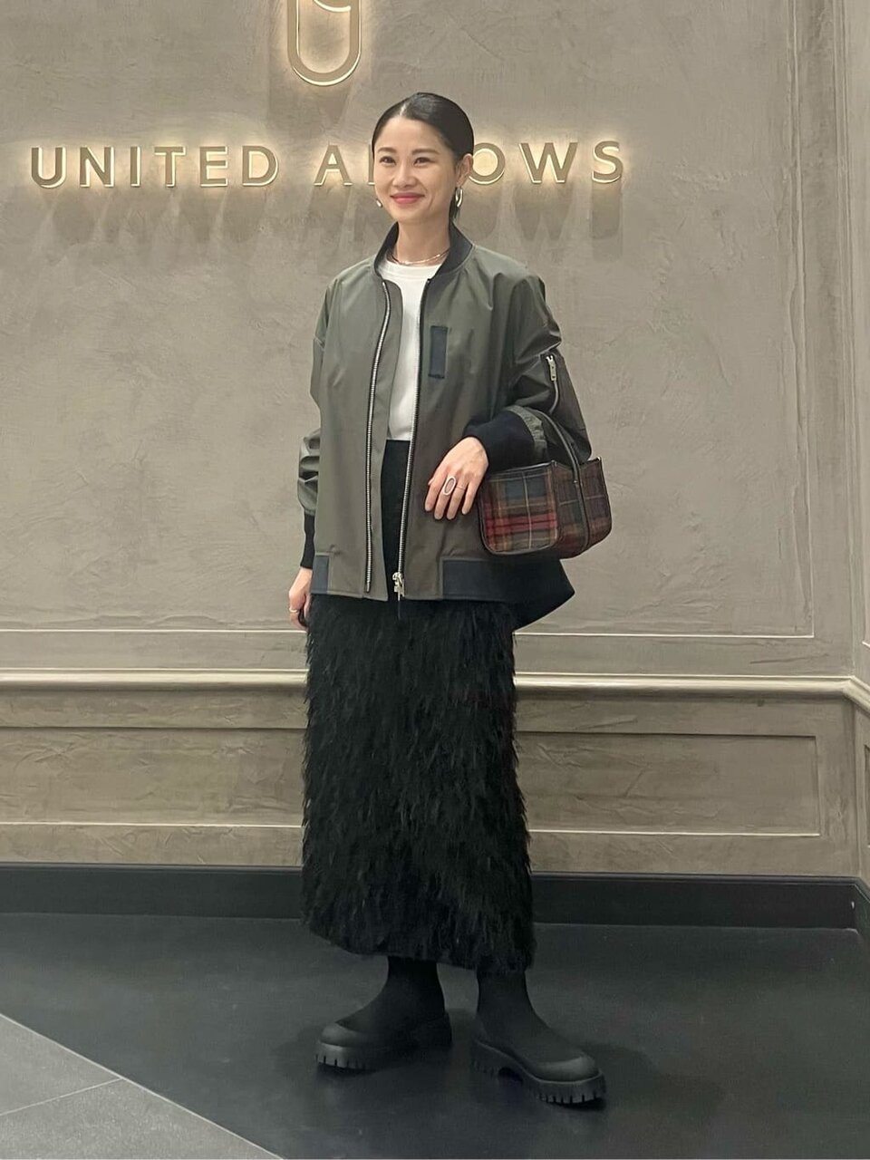 オリーブのMA-1×黒のタイトスカートのコーデ