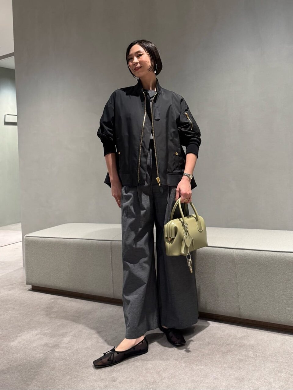 黒のMA-1×グレーのワイドパンツのコーデ