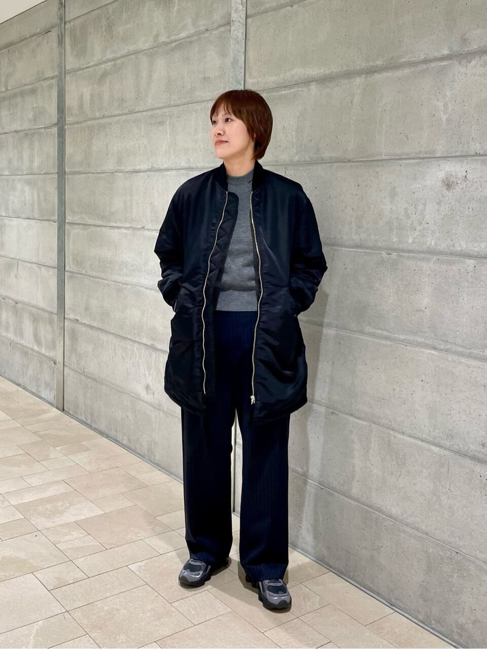 黒のMA-1×ネイビーのタックパンツのコーデ