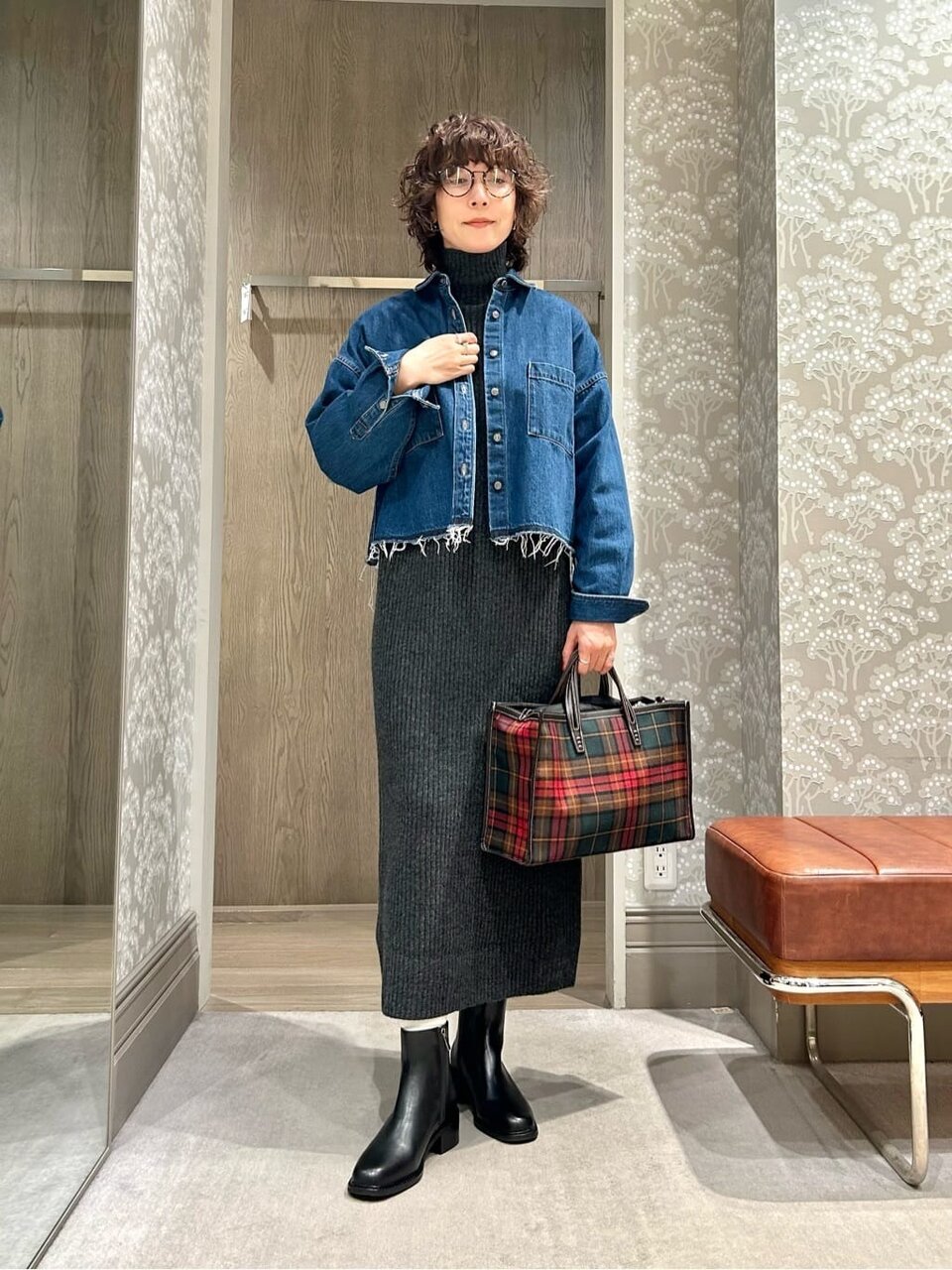 ネイビーデニムジャケット×リブニットワンピースコーデ