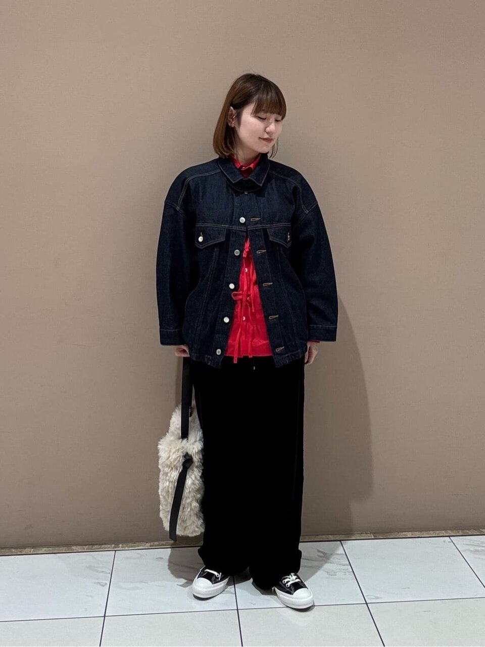 ネイビーデニムジャケット×リボンシャツコーデ