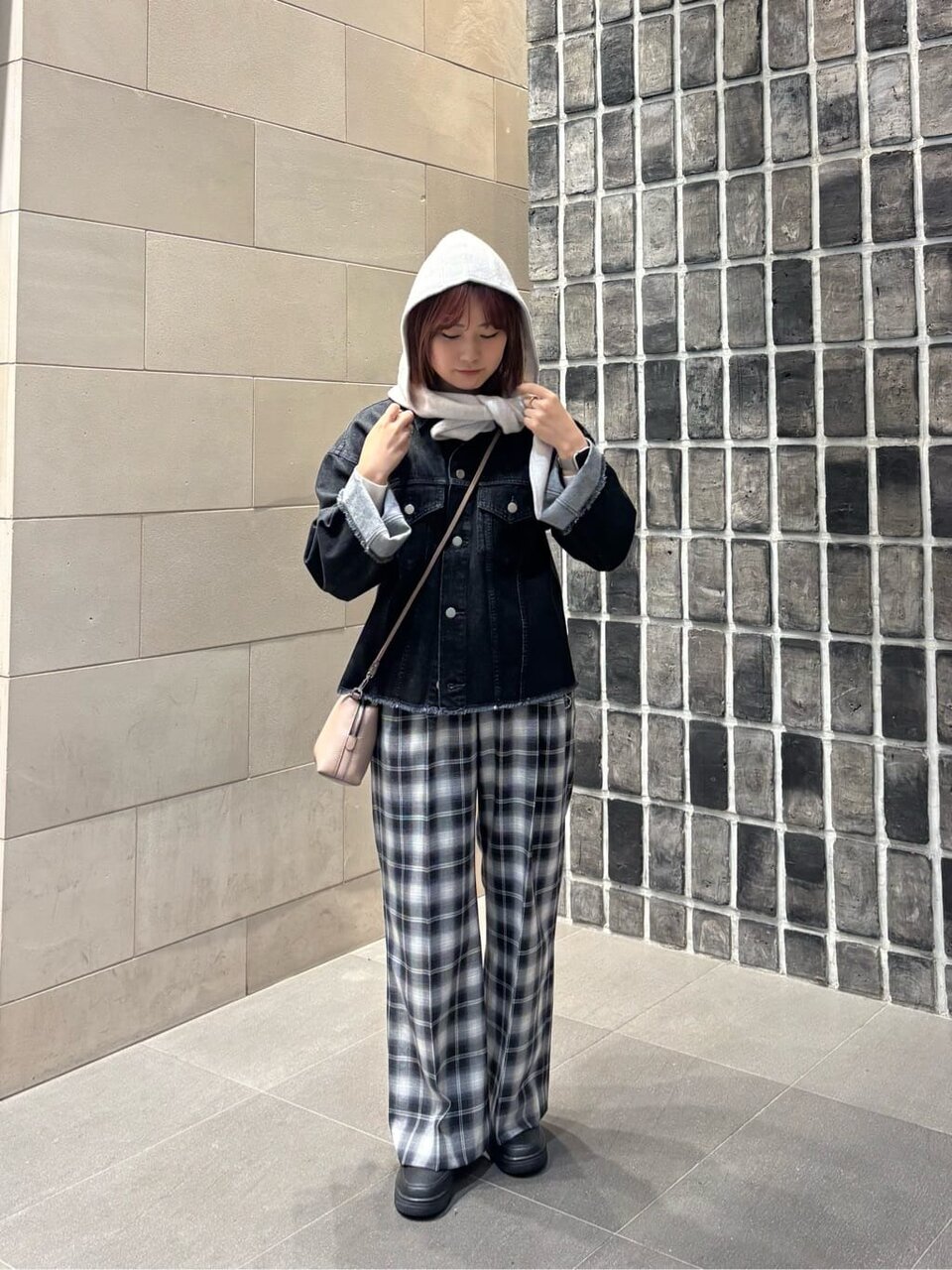デニムジャケット×フードストールコーデ