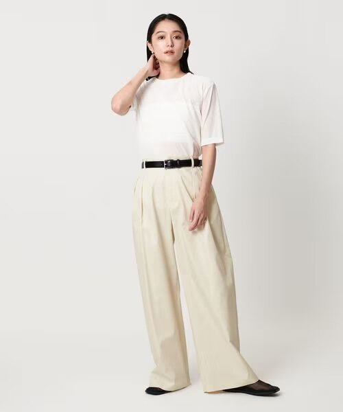 Tシャツとチノパンコーデの女性