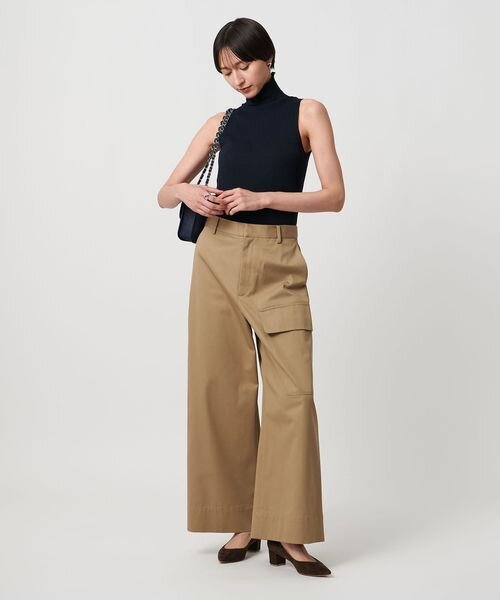 ベージュのチノパンを履いた女性