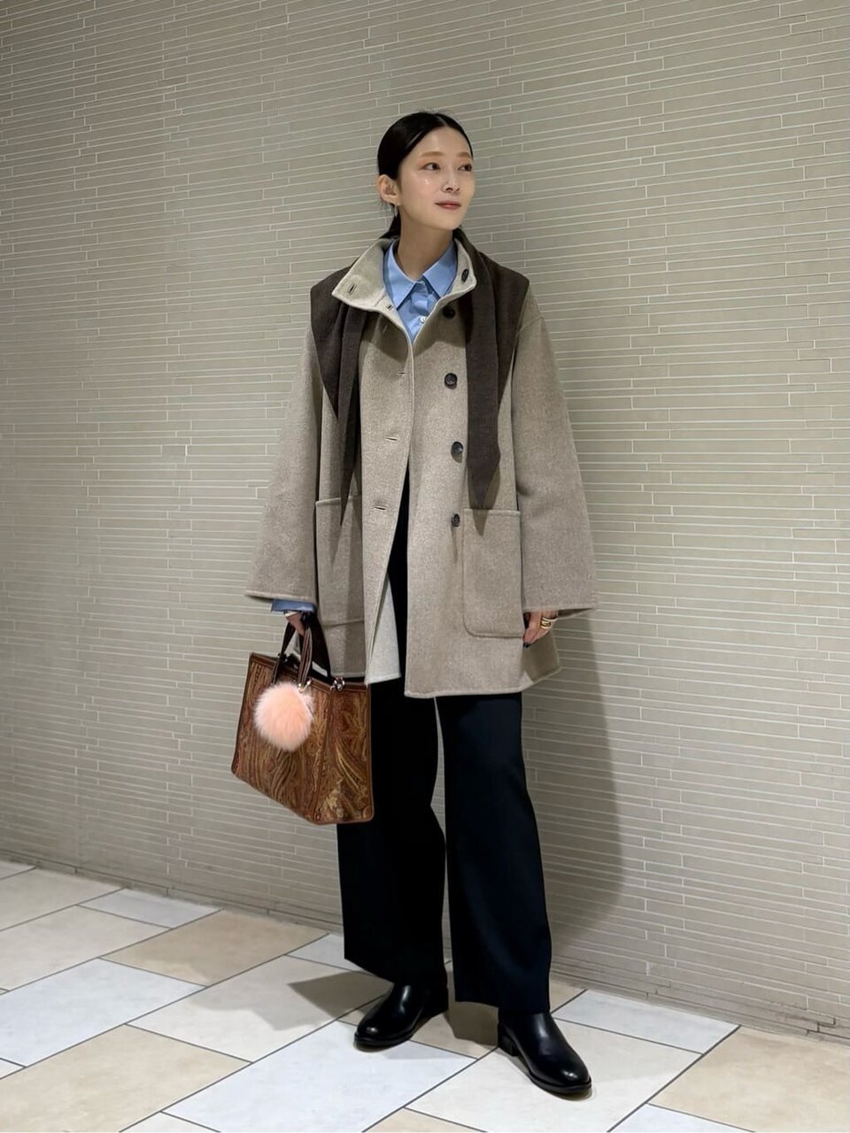 Aラインコートとチノパンコーデの女性