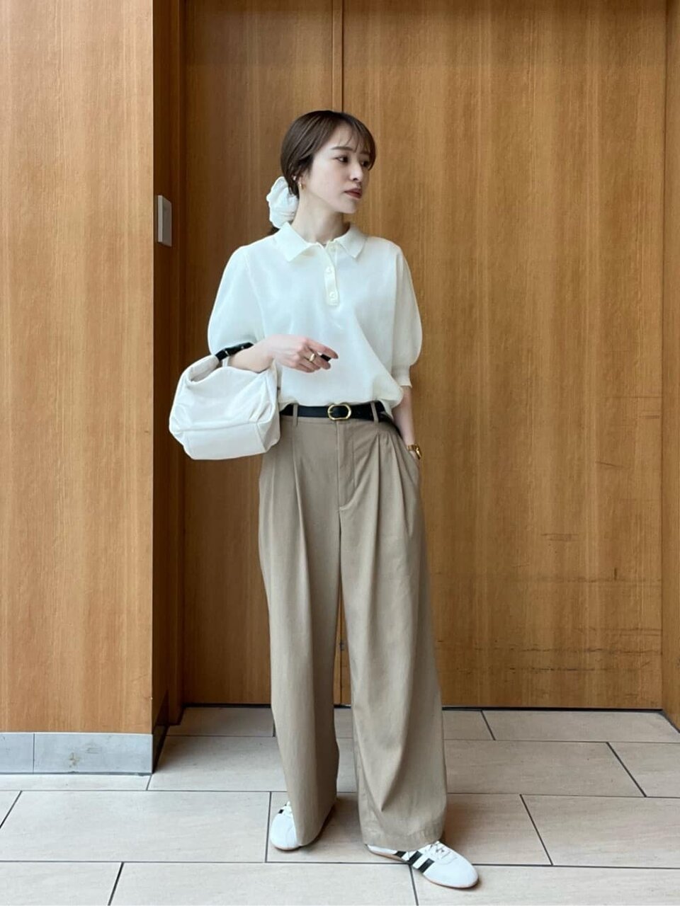 ポロニットとチノパンコーデの女性