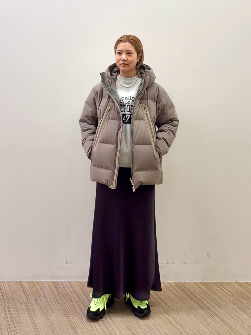 ダウンジャケット×マーメイドスカートのコーデ