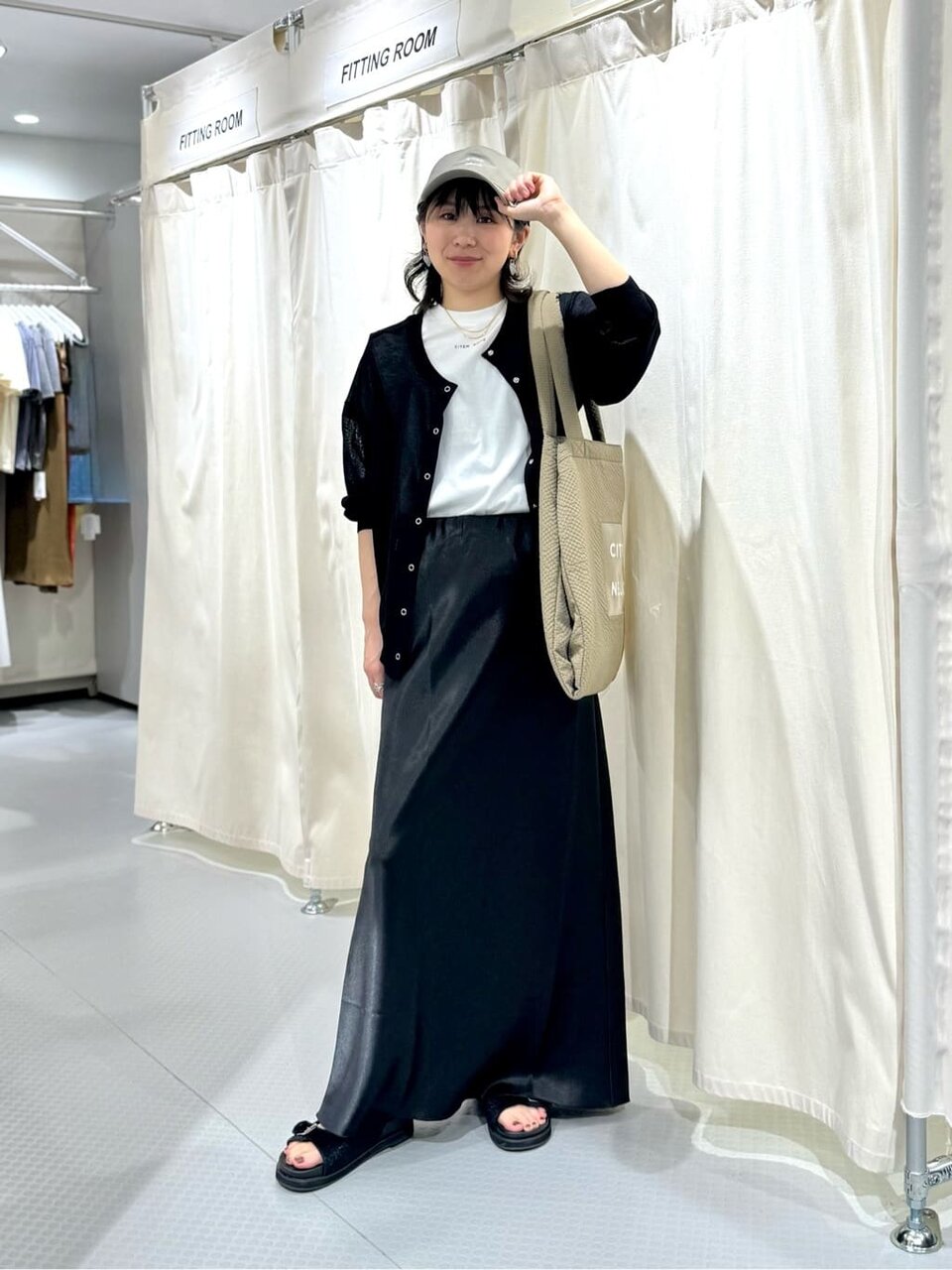 シアーカーディガン×サテンスカートのコーデ