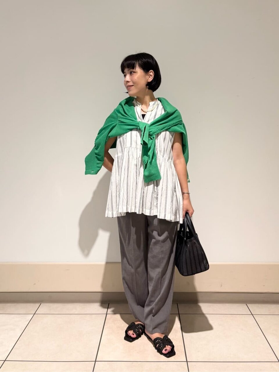 ギャザーブラウス×テーパードパンツのコーデ