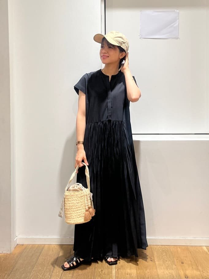 プルオーバーカットソー×Iラインスカートのコーデ