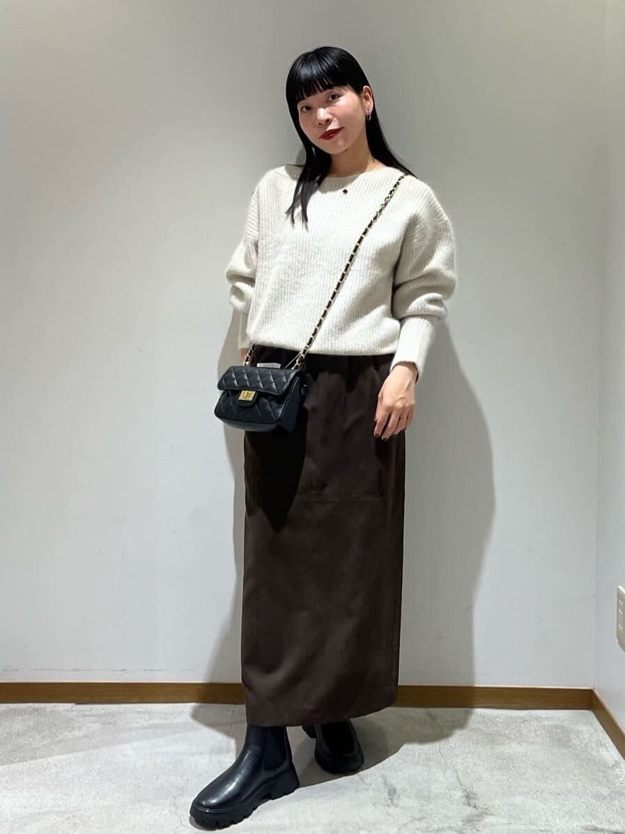 ニット×スエードライクスカートのコーデ