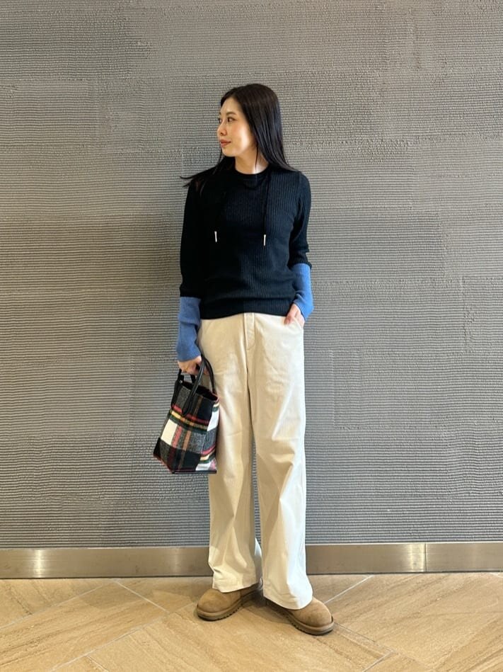 リブニット×フレアパンツのコーデ
