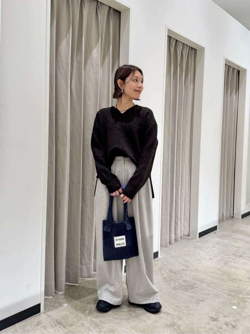 ニット×イージーパンツのコーデ